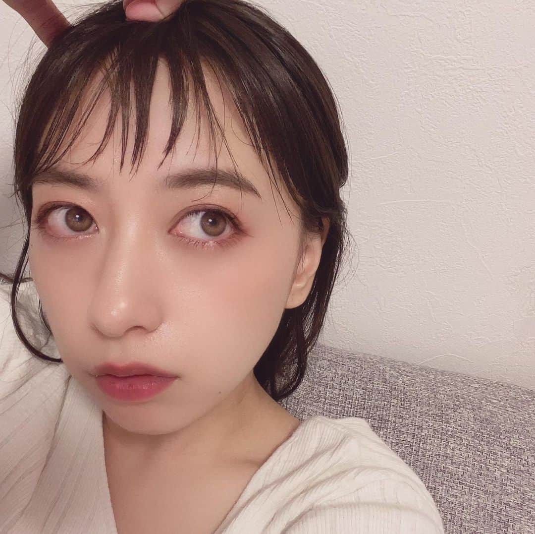 井元麻帆のインスタグラム：「前髪とっちらかっていますが... 地雷メイクというものをやってみた😂🤍 #暇つぶし #なんでだ #横長で投稿したつもりが #ドアップ😭 #お許しを...」