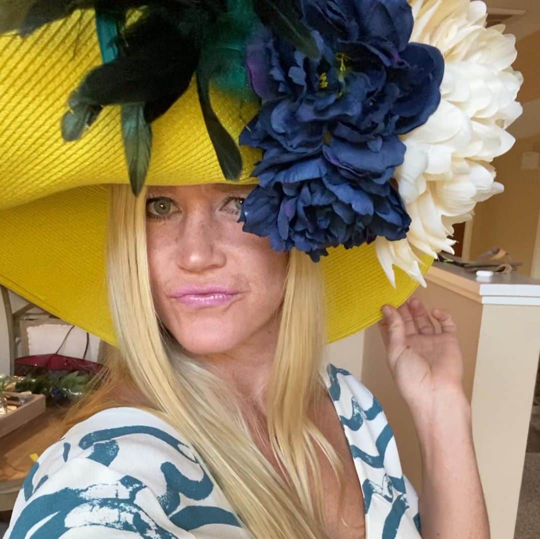 ホリー・ホルムさんのインスタグラム写真 - (ホリー・ホルムInstagram)「Kentucky derby themed party.... when you are Ill-prepared and need to get ready in a pinch-The key is... borrow a dress from your friend’s closet...get your beach hat... get some flowers and maybe some peacock feathers... stick em in some foam and Velcro that to the hat ...annnnnnnd... voila. #gobigorgohome with the hat」6月29日 12時54分 - hollyholm