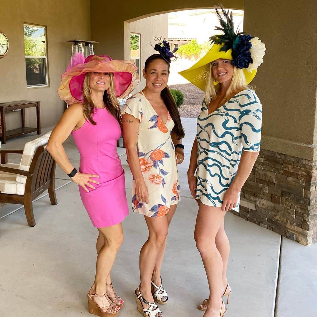 ホリー・ホルムさんのインスタグラム写真 - (ホリー・ホルムInstagram)「Kentucky derby themed party.... when you are Ill-prepared and need to get ready in a pinch-The key is... borrow a dress from your friend’s closet...get your beach hat... get some flowers and maybe some peacock feathers... stick em in some foam and Velcro that to the hat ...annnnnnnd... voila. #gobigorgohome with the hat」6月29日 12時54分 - hollyholm