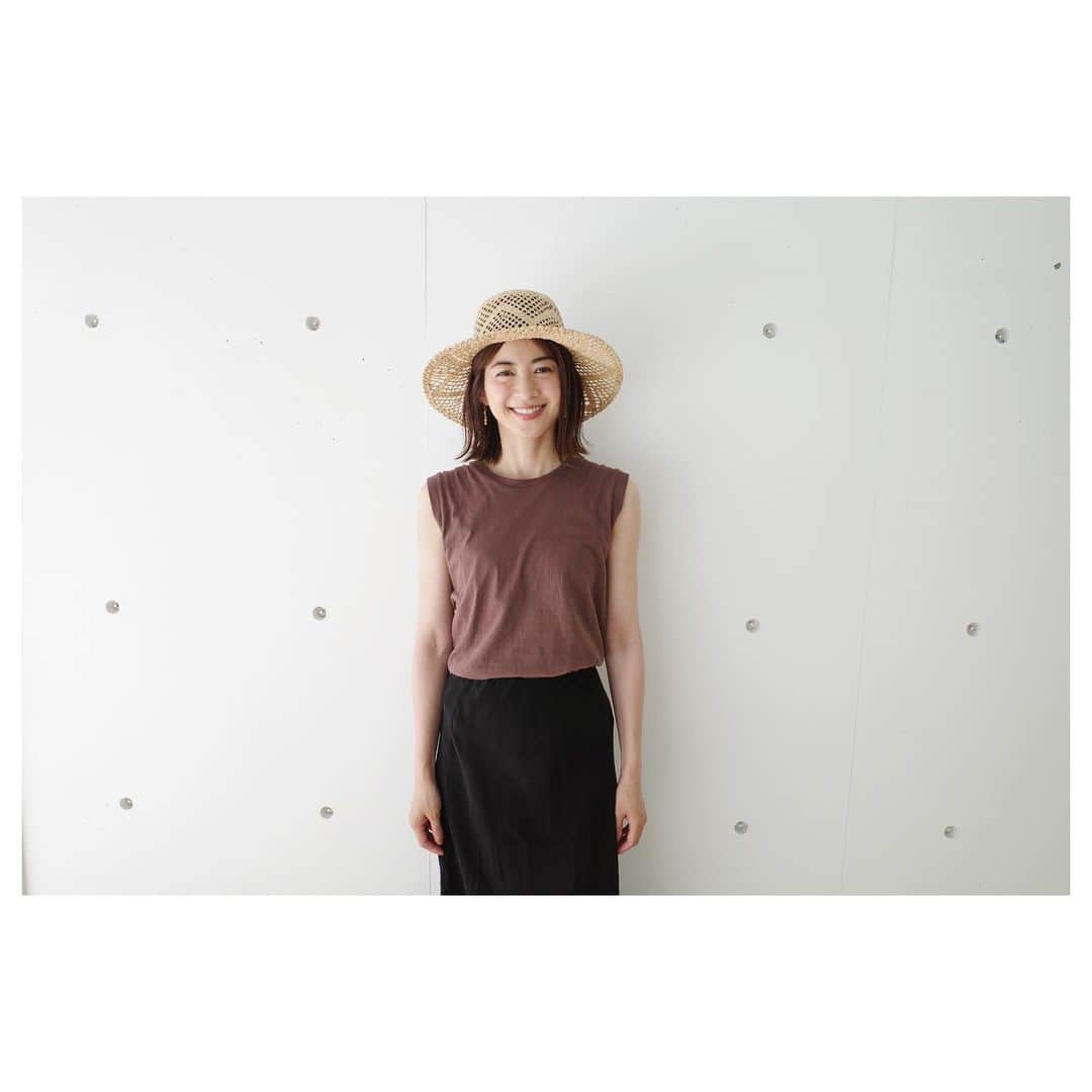 高垣麗子さんのインスタグラム写真 - (高垣麗子Instagram)「・ ・ ・ 予想以上に暑い𓂃𓂃 でも陽射しを浴びると 元気になるよね𓂃𓂃 日焼け止めは忘れずに◯ そしてまたまた Hanesのタンクトップです𓂃𓂃 ・ ・ #outfit #hanes」6月29日 12時50分 - reikotakagaki