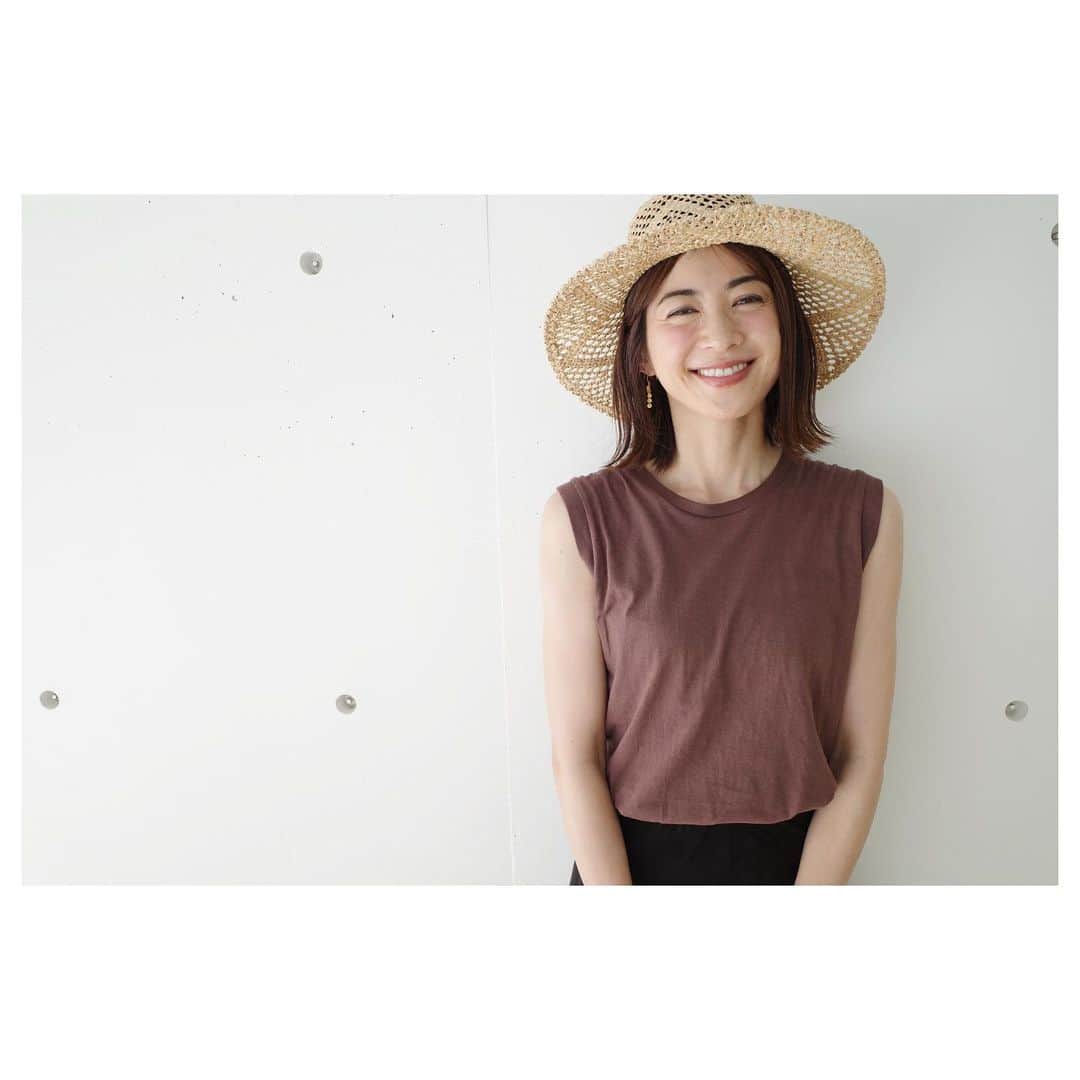 高垣麗子さんのインスタグラム写真 - (高垣麗子Instagram)「・ ・ ・ 予想以上に暑い𓂃𓂃 でも陽射しを浴びると 元気になるよね𓂃𓂃 日焼け止めは忘れずに◯ そしてまたまた Hanesのタンクトップです𓂃𓂃 ・ ・ #outfit #hanes」6月29日 12時50分 - reikotakagaki