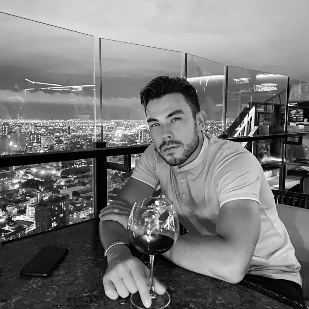 ヴィンセント・ケインのインスタグラム：「Because sometimes you just need a F’n wine 🍷  #wine #mood #takingabreak #relax #gettingthroughthetoughtimes」