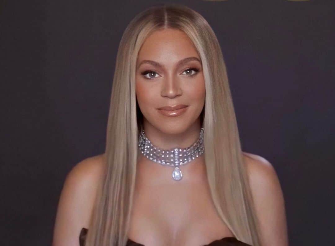 People Magazineさんのインスタグラム写真 - (People MagazineInstagram)「Beyoncé was honored with the Humanitarian Award at this year's #BETAwards and accepted her award with an inspiring speech. 🙌 "Your voices are being heard, and you're proving to our ancestors that their struggles were not in vain," she said. "We have one more thing we have to do to walk in our true power. We have to vote like our life depends on it because it does. So please continue to be the change you want to see." Tap the link in bio for Michelle Obama's tribute for “the queen” and a preview of Beyoncé’s upcoming visual album (with a special appearance by her son Sir!), "Black Is King." 🖤 | 📷: CBS/ Youtube」6月29日 12時57分 - people