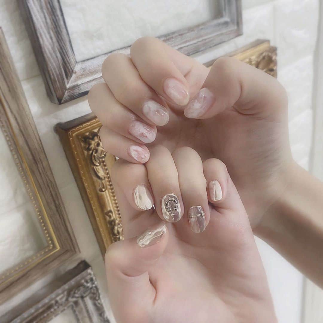 のインスタグラム：「⿻ ꫛꫀꪝ - 𝑆𝑖𝑛𝑔𝑖𝑛' 𝑖𝑛 𝑡𝘩𝑒 𝑅𝑎𝑖𝑛 -  梅雨に向けてテーマは映画『雨に唄えば』ネイルを前回したのですが、今回は夏も近づいてきてるし雲のようなもくもくネイルとミラーネイルにピアスのようなパーツ ☁️  ここ最近は元々渋谷のLapis Nailにいたしおりさん @lien_liliy にお願いしています。今は道玄坂にあるLien（リアン）というお店で、隣がTHE ALLEYなのでついタピオカを購入してして入店するのが定番です ⚫︎🦌⚫︎ 指先って自己満足だけど自分のテンションを上げる大事な箇所だと思ってるのでやりたいデザインを具現化してくれるネイリストさんに出会うのって大事。ずっと施術中話してるくらいもはやお友達の感覚です。 いつもありがとうございます ( ◜◡◝ )」