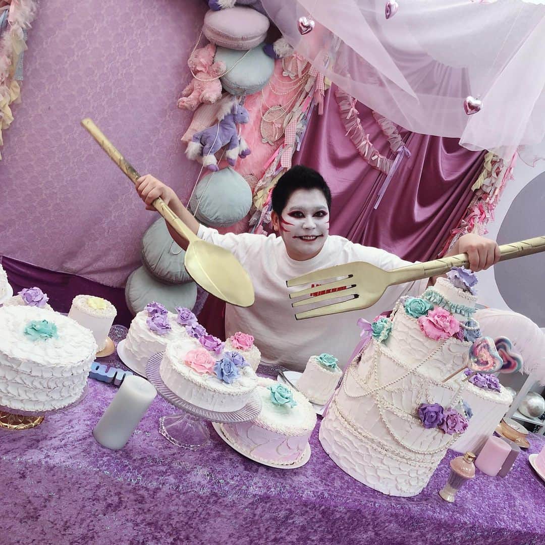 たっしーのインスタグラム：「むしゃむしゃ🍰🍴 ＊ #モノクローン #虹色担当 #たっしー #アイドル」