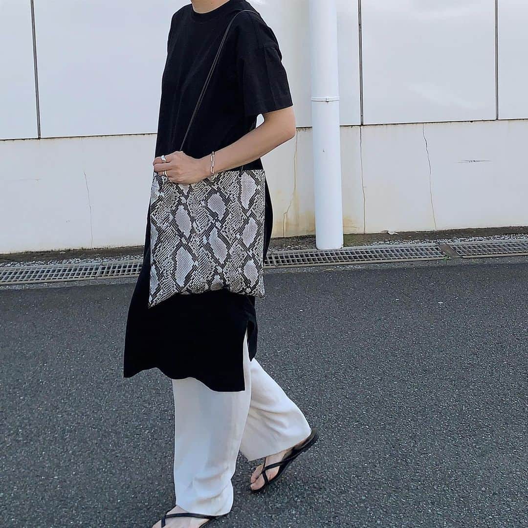 Mie Kawanoのインスタグラム：「𓃈𓃈𓃈 安定のモノトーン◉ UNIQLOのワンピ可愛いけどもう少し丈が欲しい…」