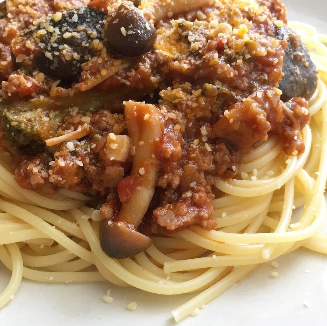 宮本菜津子さんのインスタグラム写真 - (宮本菜津子Instagram)「今日のひるごはん。きのこと野菜煮込みまくったミートソースのスパゲティ🍝パスタひさしぶりで美味しかった〜。 みんなはどこのパスタ使ってる？パスタのことほんま知らんから、おすすめの乾麺教えて欲しい〜。 - #massofthefermentingdregs  #motfd #masudore #lunch #lunchtime #lunchtime🍴  #lunchtime😋  #pasta  #meatsauce  #マスドレ #ランチ #ひるごはん #おひるごはん #昼ごはん  #お昼ごはん  #昼ご飯  #お昼ご飯  #パスタ  #スパゲティ  #ミートソーススパゲティ」6月29日 13時08分 - natsukondesu