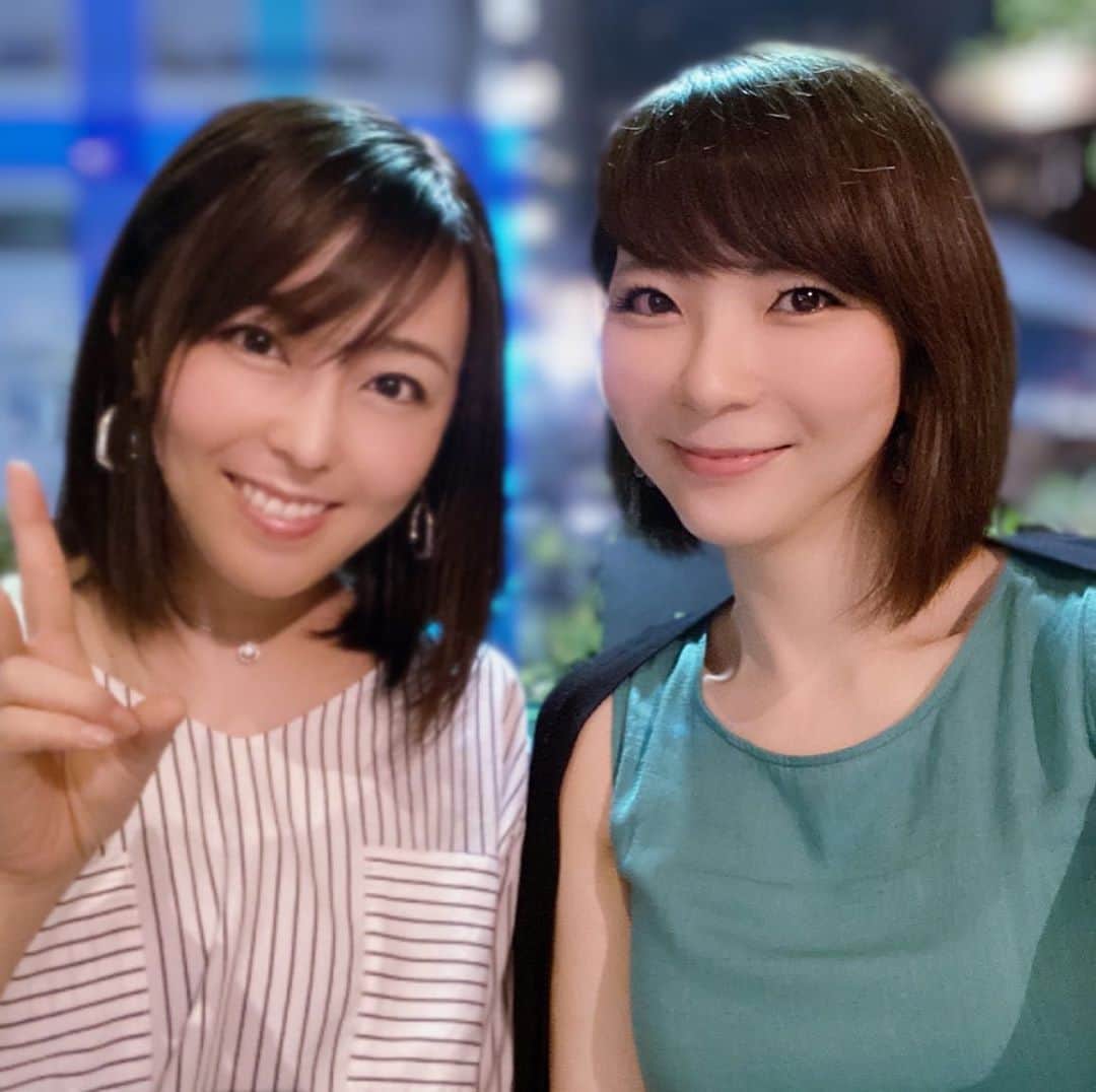 のインスタグラム：「口に出したら実現させないと気が済まない私は、コロナ禍下のステイホーム中「会いたい」という言葉も自粛してました。が、ようやく解禁！写真は「会いたい😍」ってハート付きで伝え、昨夜久しぶりの再会を果たした仲良しけいちゃん。またすぐ会いたいし、「会いたい」って言える毎日であって欲しい✨  #会いたい #行きたい #食べたい #すすりたい  #扇けい #伊藤えみ」