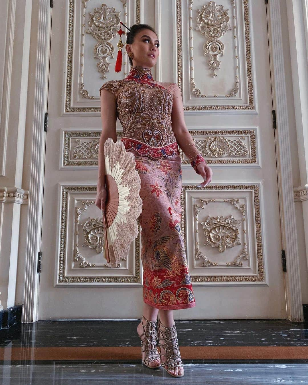 アグネス・モニカさんのインスタグラム写真 - (アグネス・モニカInstagram)「Sometimes i dress up. #kebaya #batik #Indonesiantraditionaloutfit with a hint of Chinese Cheongsam. . . #AGNEZMO」6月29日 13時09分 - agnezmo