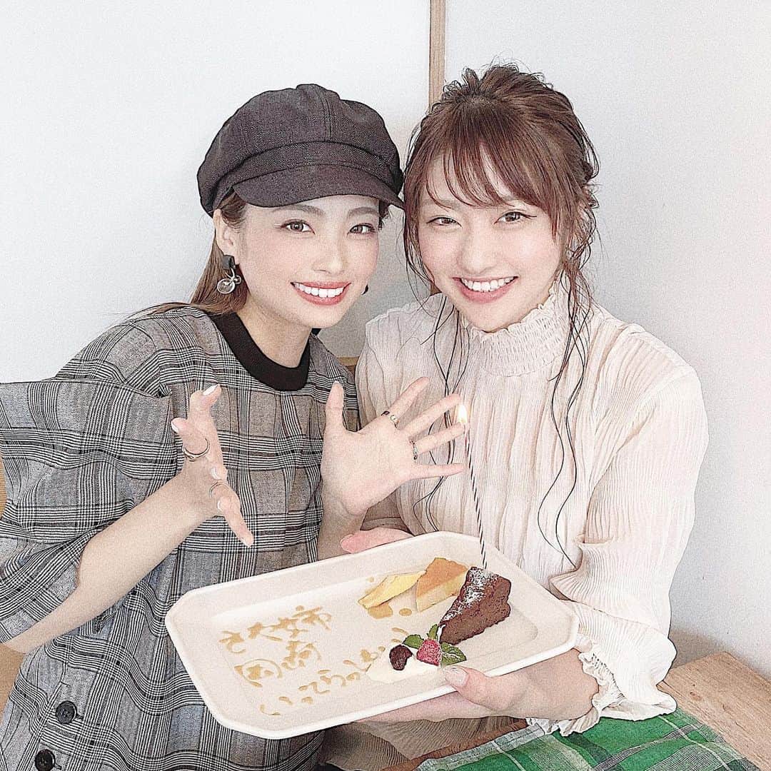 カトリナさんのインスタグラム写真 - (カトリナInstagram)「﻿ さや姉とliliカフェに行ってきたよ🍽﻿ ﻿ ﻿ ﻿ ﻿ 1階が美容室とネイルで﻿ 2階が雑貨屋さんとカフェになってるの🦔🌿﻿ ﻿ ﻿ ﻿ ﻿ 木の温もりを感じる優しい雰囲気で﻿ すごく落ち着く🐿🌳﻿ 食事もとても美味しいの🥺💗﻿ ﻿ ﻿ ﻿ この日はさや姉がもうすぐ岡崎に行ってしまうので﻿ サプライズでデザートにメッセージを書いてもらったよ😆🍰﻿ 記念日や誕生日にもオススメな場所です🌻﻿ ﻿ ﻿ ﻿ ﻿ ﻿ #浜松市カフェ#お洒落カフェ#カフェ巡り#浜松市#浜松市東区#lunch#女子会#liliカフェ#プレートランチ#浜松市サロン#浜松市ネイル」6月29日 13時13分 - suzu_nanase715