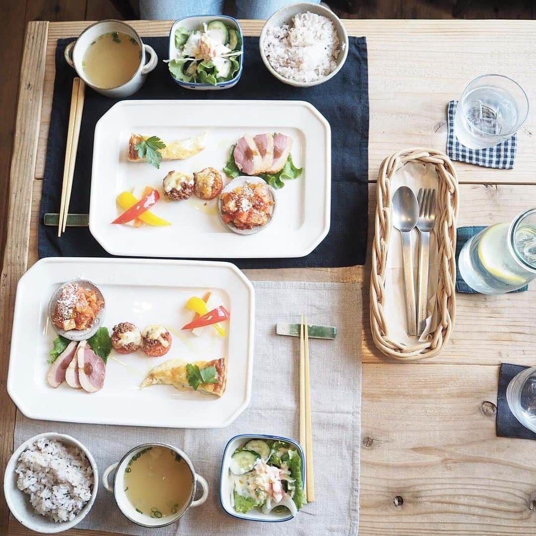 カトリナさんのインスタグラム写真 - (カトリナInstagram)「﻿ さや姉とliliカフェに行ってきたよ🍽﻿ ﻿ ﻿ ﻿ ﻿ 1階が美容室とネイルで﻿ 2階が雑貨屋さんとカフェになってるの🦔🌿﻿ ﻿ ﻿ ﻿ ﻿ 木の温もりを感じる優しい雰囲気で﻿ すごく落ち着く🐿🌳﻿ 食事もとても美味しいの🥺💗﻿ ﻿ ﻿ ﻿ この日はさや姉がもうすぐ岡崎に行ってしまうので﻿ サプライズでデザートにメッセージを書いてもらったよ😆🍰﻿ 記念日や誕生日にもオススメな場所です🌻﻿ ﻿ ﻿ ﻿ ﻿ ﻿ #浜松市カフェ#お洒落カフェ#カフェ巡り#浜松市#浜松市東区#lunch#女子会#liliカフェ#プレートランチ#浜松市サロン#浜松市ネイル」6月29日 13時13分 - suzu_nanase715