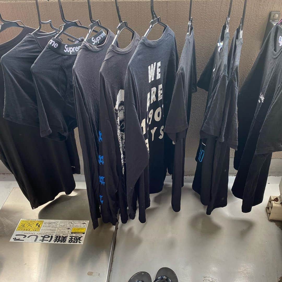 のインスタグラム：「洗濯物黒っ。。「メタルバンドTシャツ屋かよ！」と一人で突っ込んだよ。  #ゆってぃ #ワカチコ #洗濯物 #ラストバンデッド #高円寺 #渋谷Blitz」