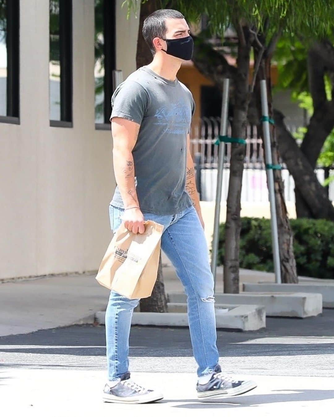 Just Jaredさんのインスタグラム写真 - (Just JaredInstagram)「@joejonas stops by @thecarvingboard to pick up a few sandwiches for lunch. #JoeJonas Photos: Backgrid」6月29日 13時16分 - justjared
