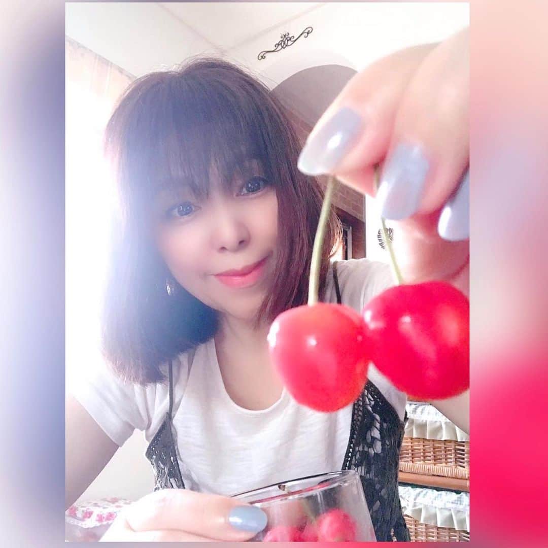 富岡美羽のインスタグラム：「甘くて美味しい山形のさくらんぼ🍒頂きました✨😆💕 今日もYouTubeのテレビ体操第1と第2を真剣に連続でやった後はᕦ(ò_óˇ)ᕤシャワーでサッパリ♡それから朝食です✨ 今日はさくらんぼも朝食メニューに加えてハッピー❣️🍒🍒 ちなみに今日は朝からお好み焼きにしました（笑）」