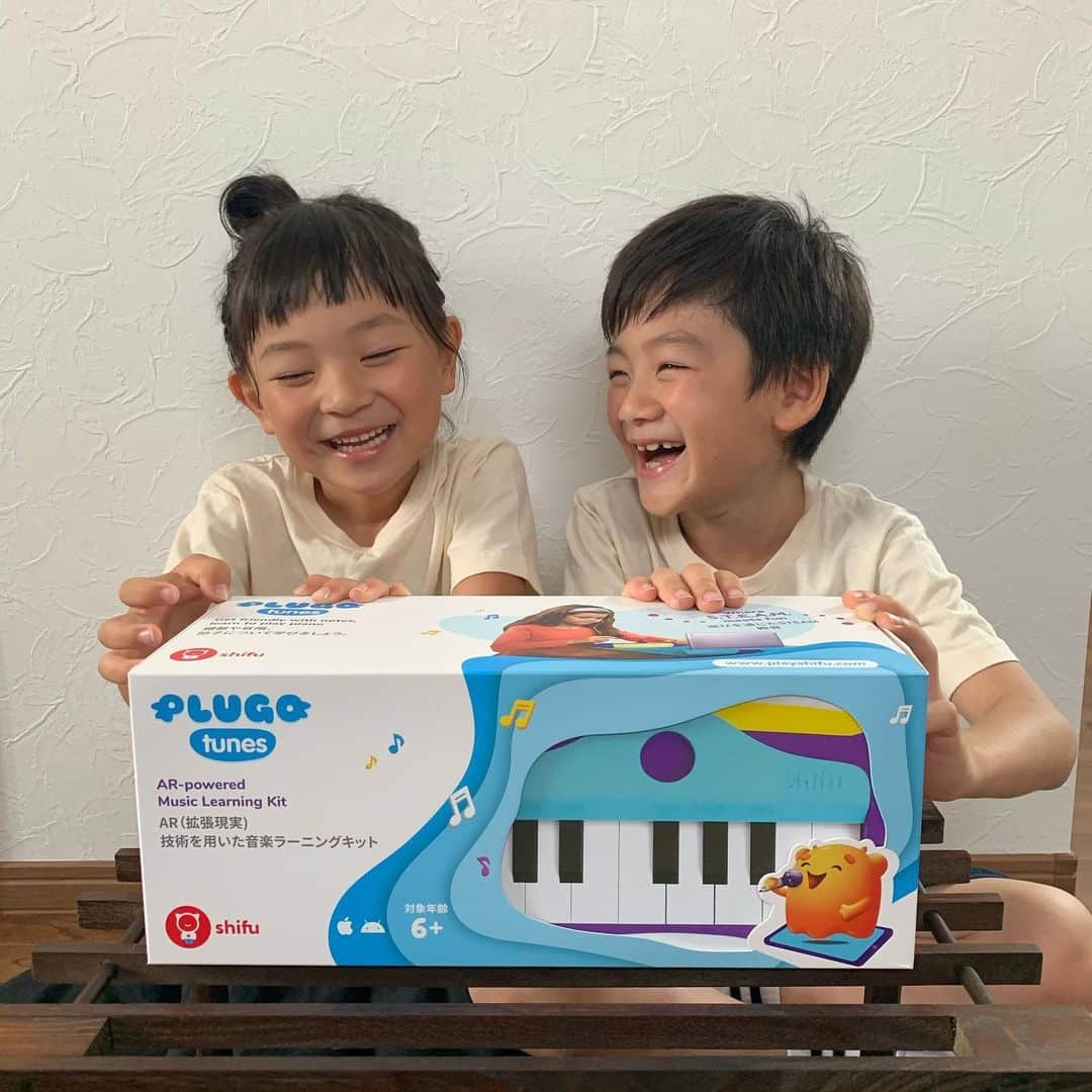 くんちゃんさんのインスタグラム写真 - (くんちゃんInstagram)「・ ・ ・ ピアノに興味を持ち出してる娘が 毎日遊んでいる @plugo.tunes のAR知育玩具 ピアノラーニングキット Plugo Tunes⑅﻿﻿ ・ 携帯と玩具本体を接続して アプリを起動して 携帯の画面を見ながらピアノをひいて 楽しんでるよ𓀩 ・ 知ってる曲とか弾けたらとっても喜んでる𓍯 *･ ・ ・ @plugo.tunes さん チェックしてみてね⑅﻿ ・ ・ ・ #ママ#パパ#子育て#育児#ピアノ#知育玩具#ママガール#mamagirl#iPad#おもちゃ#おしゃれ#プレゼント#インテリア#小学生#幼稚園#保育園#shifu#orboot#plugo#tunes#playshifu#おうち時間#おうち時間で学ぼう#子供部屋」6月29日 13時24分 - kunchan1203