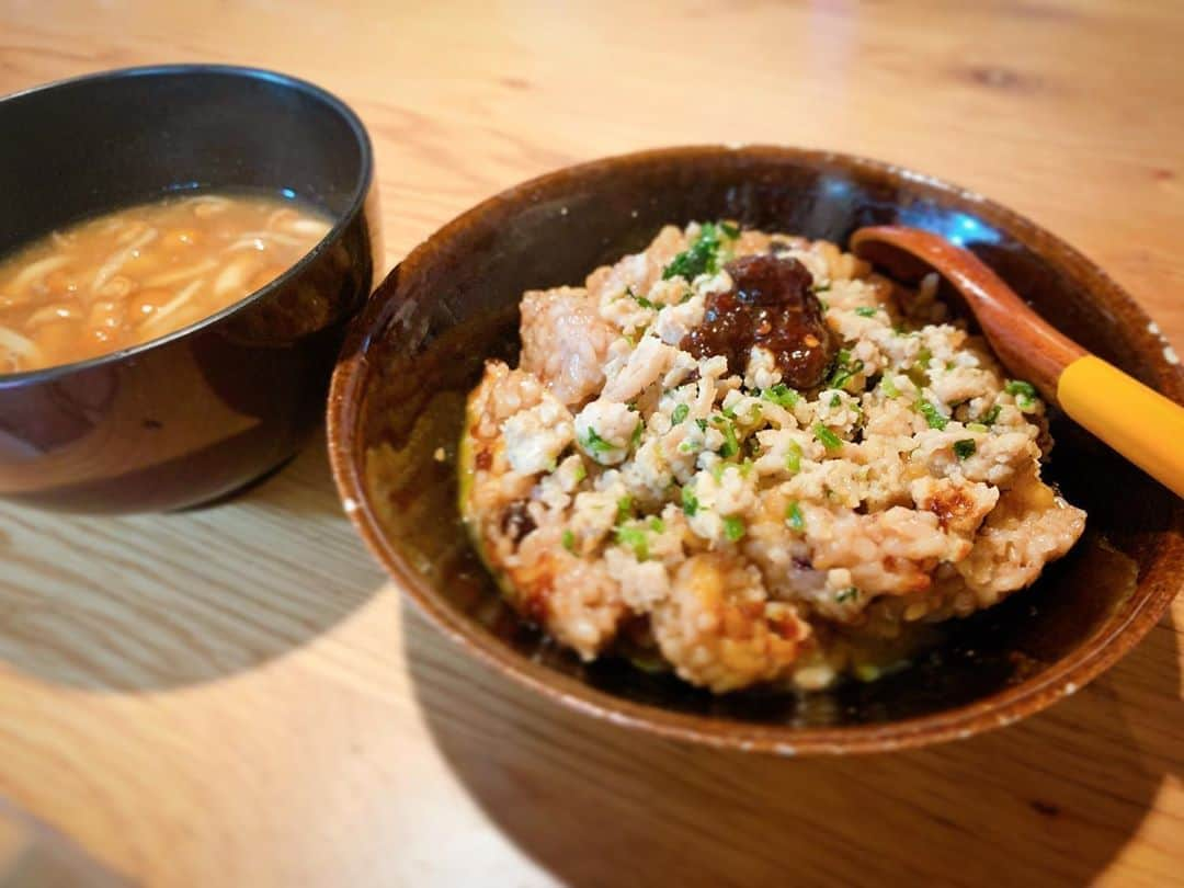 坂本美雨さんのインスタグラム写真 - (坂本美雨Instagram)「茶色すぎてなにがなにやらのひとり飯ですが、いまいち元気がなかった昨日今日の身体が欲してた素朴なものを（器くらいカラフルにすればよかったけど）。 #結わえる の寝かせ玄米に、卵、鶏そぼろ、 #青家 の辛味噌。青山有紀ちゃんからお福分けしてもらった三年味噌のなめこのお味噌汁には、切り干し大根と冷凍してあるエノキを入れて。 ふーー。おちつく。 サバ、コーヒーいれてくれないかな。 #miu_meshi . （最近のミウメシはストーリーズにあげてるので、トップページのハイライトにまとめております）」6月29日 13時25分 - miu_sakamoto