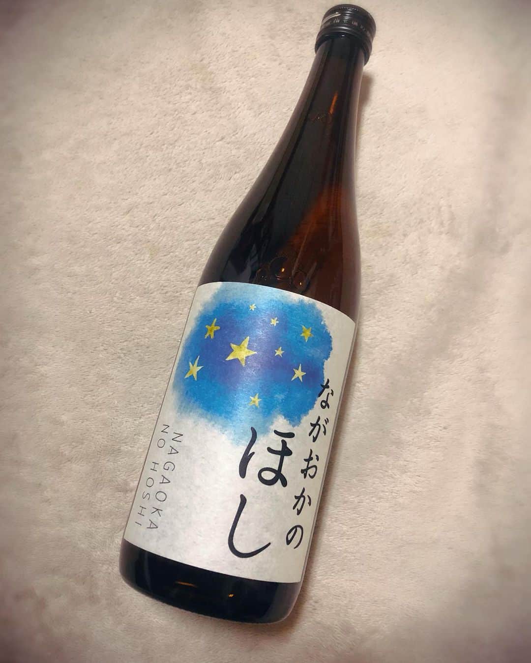 のインスタグラム：「みなさん #酒ガチャ ってご存知ですか？😊 .  #KURAND というところがおこなっている企画で、注文するとお酒が自宅に届くのですが…何が出るかは箱を開けてからのお楽しみ！✨ レアなお酒も入っているかも?!というドキドキわくわくな企画なのです！ . 今回私も #プレゼント企画 でお試ししてみましたー！ 日本酒や果実酒、ビールや焼酎などさまざまなお酒を扱っているKURANDさんですが、 今回私の元に届いたのは大好きな日本酒！！🍶 そしてまだ見たことのない 新潟の「ながおかのほし」というお酒！😍 . こうして珍しいお酒やまだ自分が知らないお酒と出会えるのは嬉しいですし、箱を開けるときのわくわく感がたまらないです♪ みなさんもぜひ"酒ガチャ"調べてみてください💗 . https://kurand.jp/pages/sakegacha?utm_source=nano&utm_medium=social . . #akita #酒ガチャ #KURAND #プレゼント企画 #新潟 #日本酒 #🍶 #ながおかのほし」