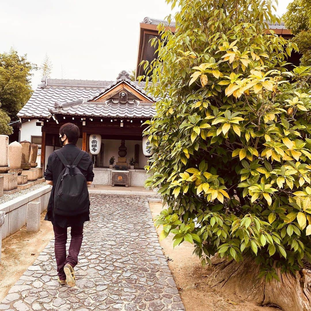 七海ひろきさんのインスタグラム写真 - (七海ひろきInstagram)「☆ 大阪の崇禅寺にある、細川ガラシャ様のお墓に行って来たよ！！ お寺の中に入ると、とても厳かな雰囲気。降っていた雨もやみました。 . お墓の前で手を合わせてガラシャ様とゆっくりとお話しする事ができたように思います。 舞台の成功を見守っていて欲しいとお願いしてきました。 . #刀ステ #細川ガラシャ #大阪 #崇禅寺 #お墓参りへ #七海ひろき」6月29日 13時46分 - hirokinanami773