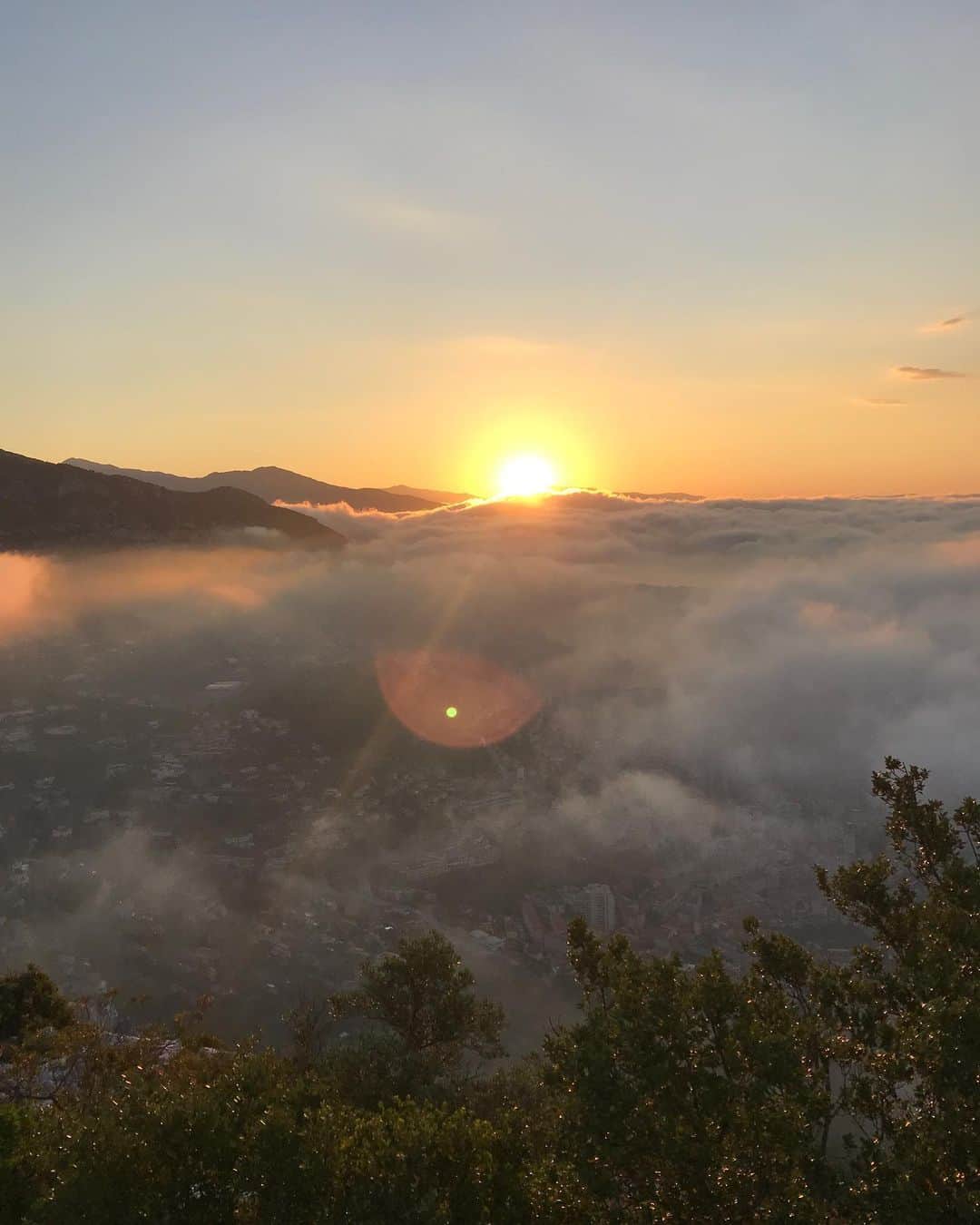 ジェームズ・ロシターのインスタグラム：「Monday mornings... 6am above Monaco」