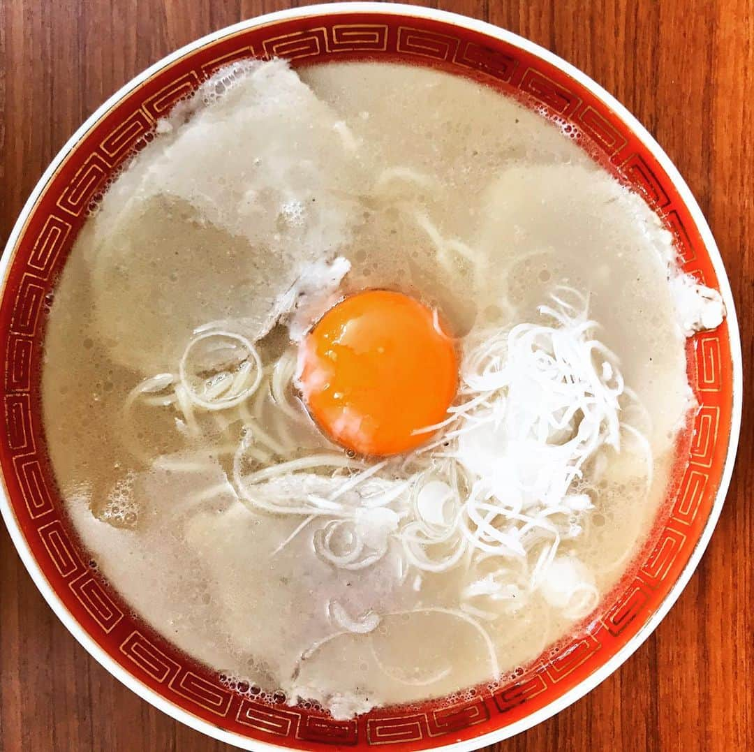 桜井誠さんのインスタグラム写真 - (桜井誠Instagram)「佐賀ラーメンいちげん。のお取り寄せラーメン ずっと行きたいと思っていたお店のラーメンが取り寄せできるとなれば、頼まない手はありません。 踊る心を落ち着かせ、スープを一口。  まろやか。  しっかりと濃い出汁だけれど、ドロドロ煮詰めたわけではなく、軽やかなのに濃厚。少し甘みのあるカエシを使っているのか、スープの甘みと旨味のバランスがとてもよい。 麺も中細のプリっとした啜り心地。博多の極細バリカタ麺も良いが、個人的にこのタイプの麺は豚骨にとても合うと思っている。 中央の卵黄をといて麺と絡めれば、さらにまろやかな旨みが広がり至福。 佐賀の海苔も風味豊かで味も濃い。 食べ終われば丼の底に骨をしっかり炊き上げた証の骨粉が。 家庭では真似のできないプロの味。 おすすめのお取り寄せラーメンです🍜 https://sagaichigen.com/ #おうちラーメン　#とりよせグルメ #取り寄せラーメン　#ラーメン　#佐賀ラーメン　#いちげん」6月29日 13時43分 - m_sakurai_da