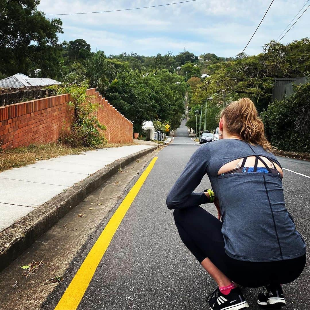 ケイトリン・サージェント・ジョーンズのインスタグラム：「Just taking a moment to reflect on what I’ve conquered ⛰⛰ • • • #plentymorewherethatcamefrom #staredown #gameface #youversusthehill #butreallyitsyouversusyou #mentalgame #traininginisolation #athletelife #runner #runningmotivation #runnergirl #olympian #keepgrinding #wintertraining #hillsforbreakfast #dkactive #ethicalactivewear #ethicalfashion」