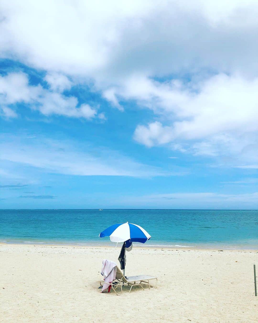 セソコマサユキのインスタグラム：「仕事中ですけど何か？  @squa_okinawa  #沖縄 #okinawa #沖縄旅行 #暮らし #ライフスタイル #SQUA #SQUAMAP #写真 #写真好きと繋がりたい #沖縄好きと繋がりたい #ビーチ」