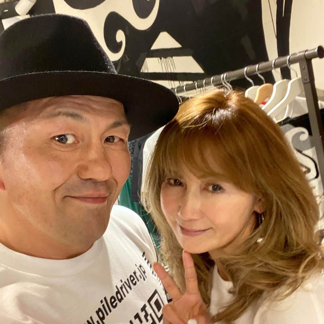 鈴木みのるさんのインスタグラム写真 - (鈴木みのるInstagram)「KAZE NI NARE ayumi nakamura  中村あゆみさんが店に遊びに来てくれた。「これこれこれカワイイ！」って"The World Tee" "QR Tee" "Happy Pink Tee"とご購入。わざわざ初代GSPD Teeまで着てきてくれた。もはやプロレス業界では世界のAyumi Nakamuraですよっ！ロンドンやニューヨークで起きる「カゼニナレ」の大合唱をいつか現地で聞いてほしい…。ちなみに昨日6/28はあゆみさんの誕生日だった。誕生日おめでとうございます！Happy Birthday !!」6月29日 19時23分 - suzuki.d.minoru