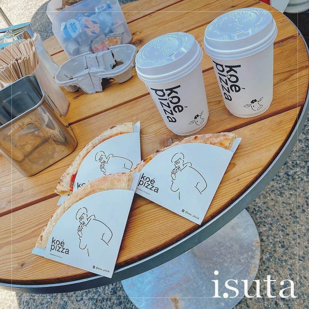 のインスタグラム：「片手で手軽に食べられる🍕﻿ 4分の1パッケージがかわいいピザ♡﻿ ﻿ ﻿ 6/19（金）にオープンしたばかりの窯焼きの本格ピッツァをアウトドア空間で味わえる「koé pizza」。﻿ ﻿ ﻿ 普通のピザ屋ではなく、公園併設型のカジュアルなピッツェリアなんです。﻿ ﻿ ﻿ 地産の食材を豊富に使用し、オリジナルのピザ釜で焼いた出来たてのピッツァを堪能できます。﻿ ﻿ ﻿ また、お店のコンセプトして「新しい豊かさ」をつくりたいという思いから、﻿ “芝生の上でワインを飲み、風を感じながらおしゃべりをして、川沿いの美しい景色を見ながら美味しい食事をする”﻿ この場所でしかできない豊かな体験ができるのが魅力。﻿ ﻿ ﻿ ぜひ、梅雨があけたら行ってみてはいかが？﻿ ﻿ ﻿ 【koé pizza】﻿ 住所：岡山県岡山市北区石関町7﻿ 営業時間：月火日祝 10:00-17:00﻿ 　金土 10:00- 20:00﻿ 定休日：水・木﻿ ﻿ ﻿ photo by﻿ @rupn58﻿ @fuk180﻿ @___97830﻿ ﻿ ﻿ #isuta #イスタ #isutapic﻿ #isutacafe #カフェ巡り #おしゃれカフェ﻿ #カフェスタグラム #koepizza #コエピッツァ﻿ #pizza #後楽園ランチ #岡山ランチ　﻿ #岡山 #ピザ #岡山カフェ #後楽園カフェ﻿ #cafestagram #カフェ #カフェ好き﻿ #お洒落な人と繋がりたい #喫茶店﻿ #カフェ好きな人と繋がりたい ﻿ #카페 #카페스타그램」