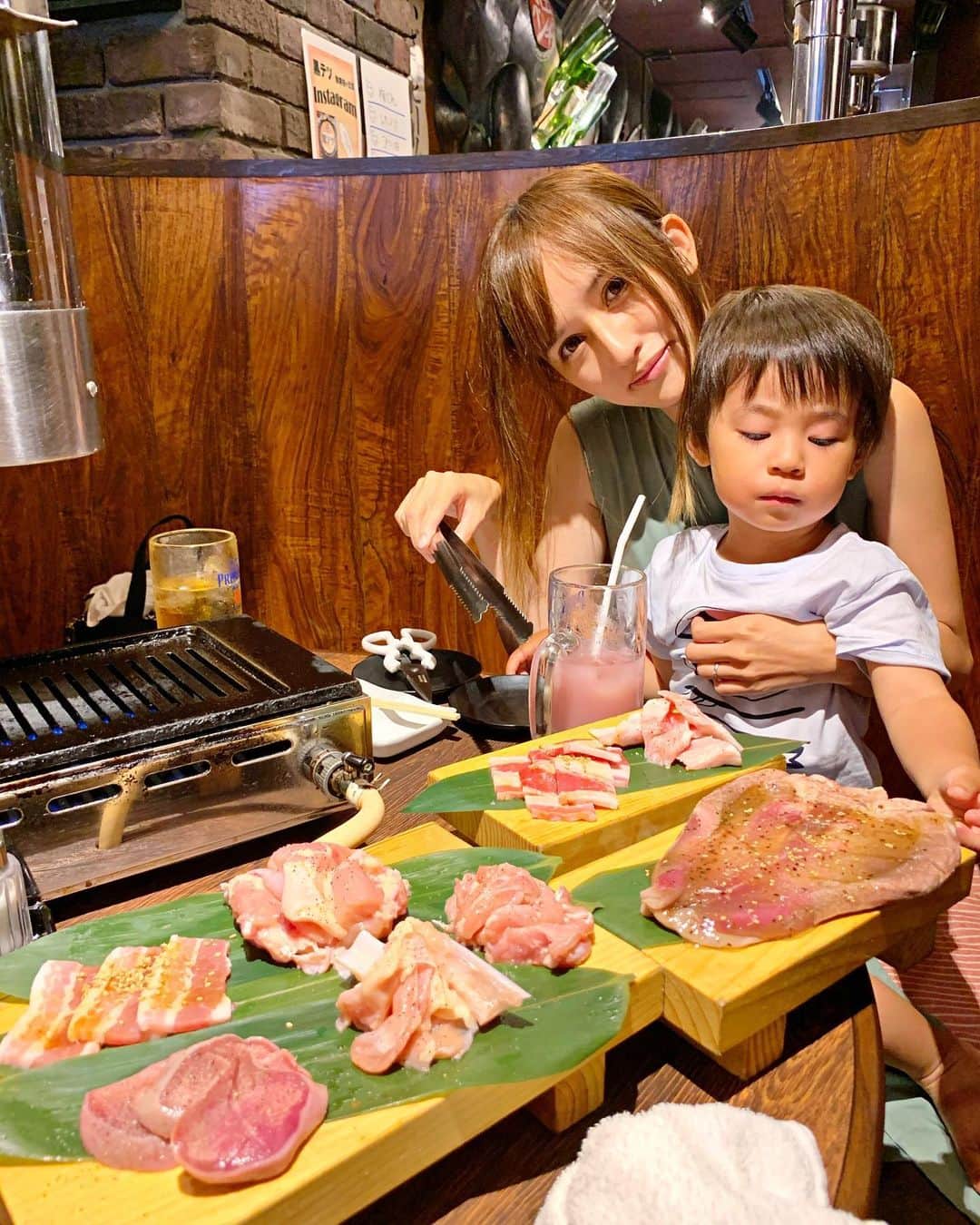 のインスタグラム：「蒸し暑いじめじめした日が続きますね〜😅 そんなぐったりした時は焼肉でしょう！ということで #焼肉食べ放題 に来ました♫  聖蹟桜ヶ丘駅からすぐの#焼肉黒テツ @kurotetsu.seiseki さんです🐮！ なんとここ！100分約60品食べ放題2380円という素晴らしくリーズナブルなお店😳！ 小学生以下は無料で 小学1年生～4年生までは半額という、子連れに嬉しい価格設定✨  円状の半個室なので 小さい子供がいても焼肉しやすかったのがとっても良かった😌✨ ・ ・ お肉も巨大なタンやらとろける豚トロなど、この値段でこんな美味しいお肉出して大丈夫なの？と心配になるくらい 美味しいお肉が沢山食べれてびっくりしました😳  息子もお肉ちょーだいと興奮していた😂 アイスも食べれて満足そうでした☺️ ・ ・ この食べ放題コースなんですが、学生証提示や平日に3名様以上での来店で2380円が→1999円1人1ドリンク制になる赤字覚悟キャンペーンをやっているらしいので是非行ってみてね🐮💕 駅近で行きやすいですよ♫  お店の方も子連れの対応がとても優しく丁寧で安心して食事出来たのでまた行きたいな😌 子連れの焼肉ってめっちゃハードルが高いので😅 #焼肉黒テツ #聖蹟桜ヶ丘焼肉 #黒テツ聖蹟 #聖蹟食べ放題 #pr #コラボベース　#子連れ焼肉#子連れランチ#巨大牛タン」