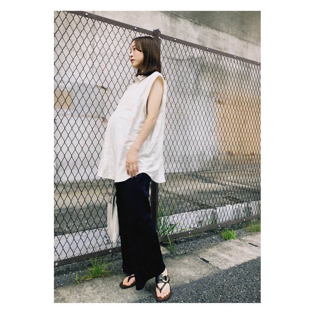 野尻美穂のインスタグラム：「臨月きました🥺🤰 私は計画出産なので言ってもあと少し。 妊娠前から＋10kgは簡単に越えてました😇 ふぅ💭 #36w #臨月 #太って写りたくなくて撮ってる人に指摘されると2枚目みたくなるw」