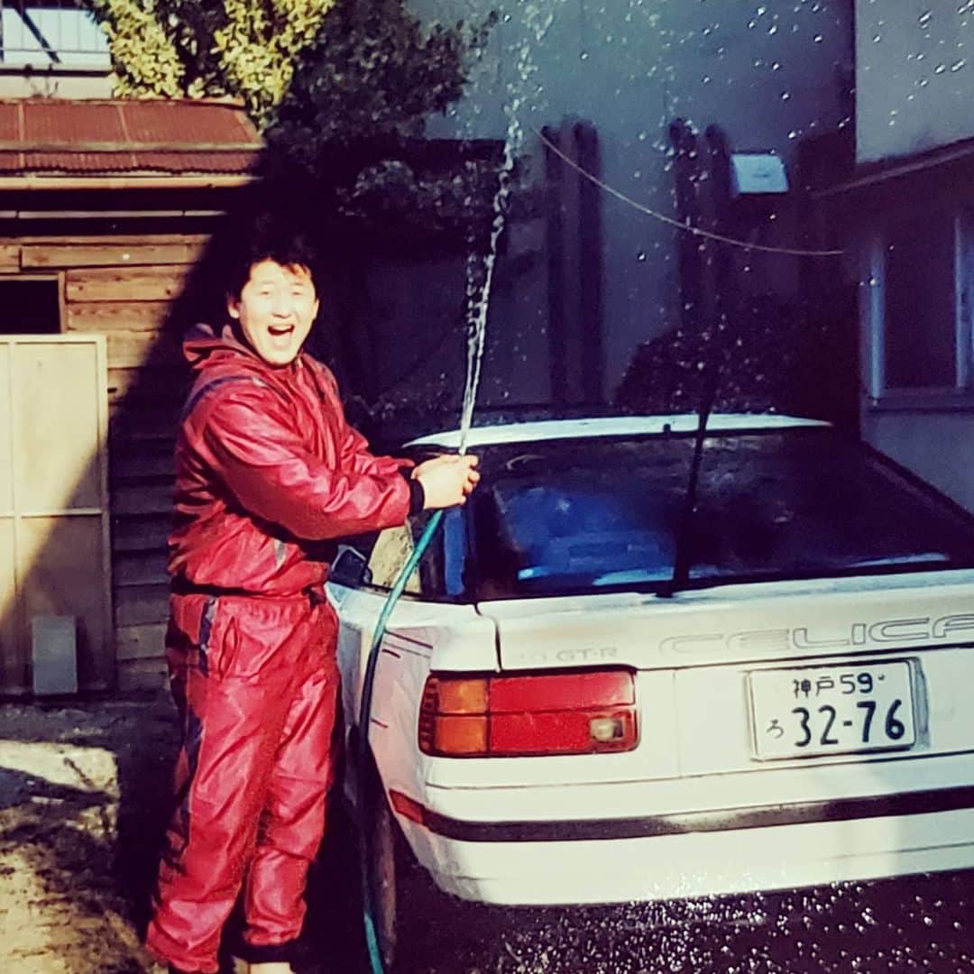 金本浩二のインスタグラム：「このジャージと、この🚗なら 大学4回生か or 非常勤の時代かな❔ 大学時代か...青春してたなぁ😌ハッキリ言って プロレス時代より絶対に青春‼️ 今、考えるとなんやかんや言うても、俺以外に小原さん、山本さん、西村さん、小島が一緒やった頃が、プロレスラー時代の青春かな⁉️」
