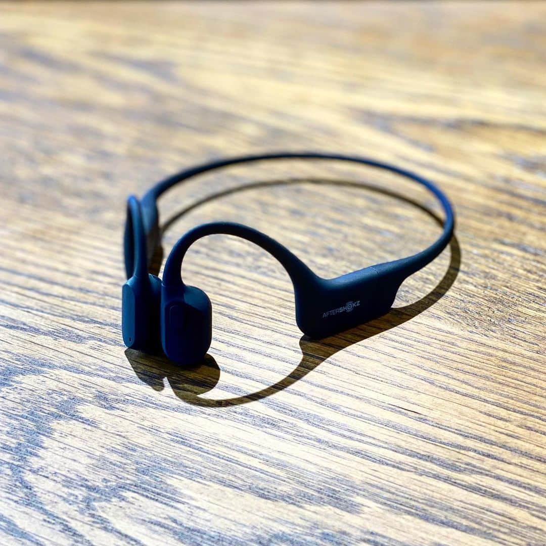 小川哲史のインスタグラム：「これヤバい🎧  #aftershokz」