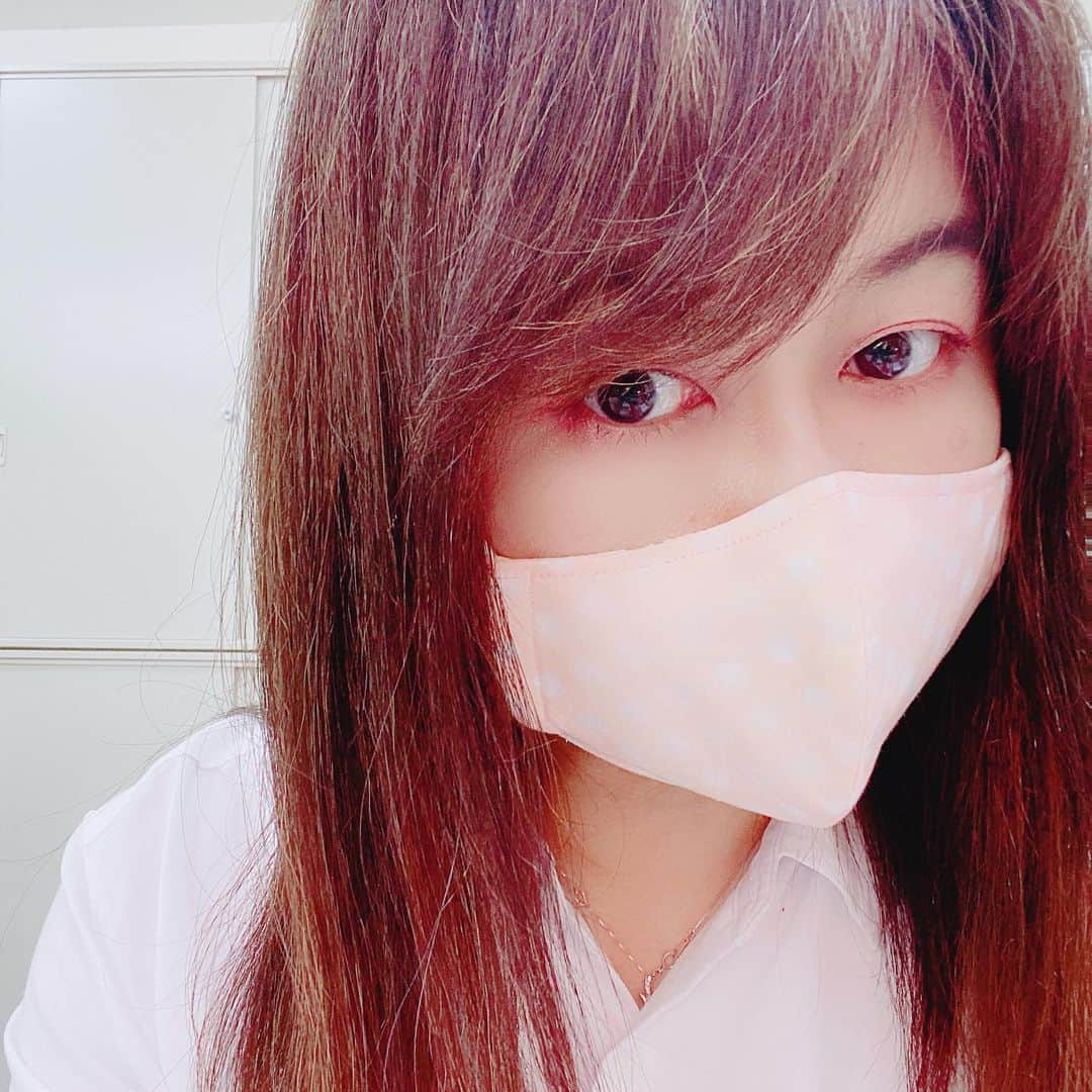 こまけいこのインスタグラム：「未だかつてない白髪状態。  染める気力ゼロ。  史上最悪にやつれた姿がこちら。  マスクは @kuniko.kitamuki さんのハンドメイド。 ピンク地のドット可愛い。  #化粧は目元しかしなくなった #メイクアカウント休止状態 #髪伸び放題 #布マスク愛用中」