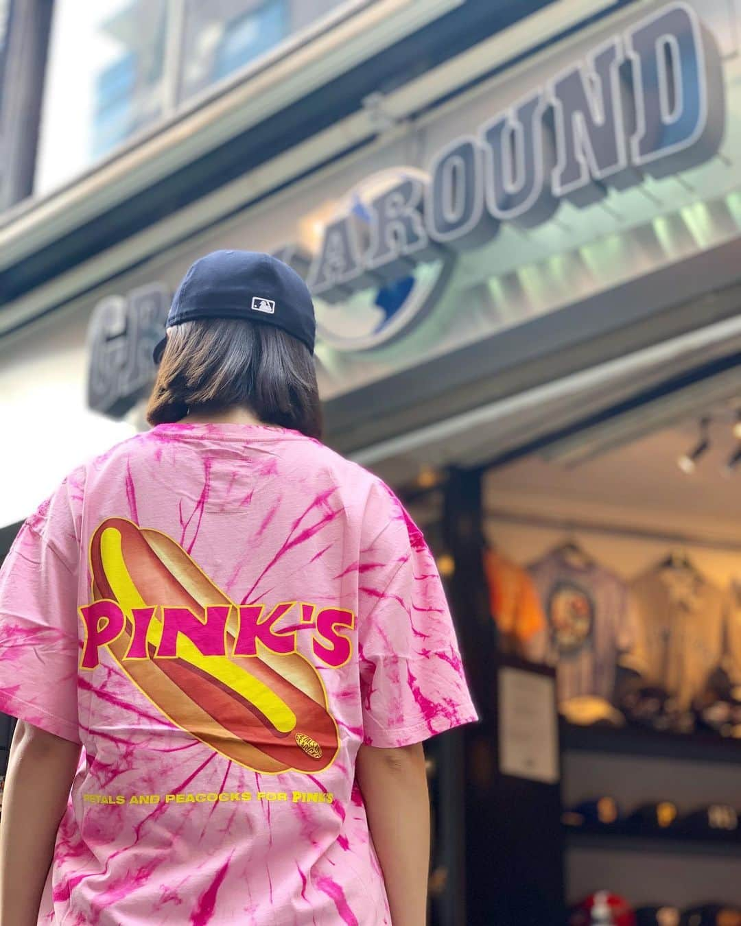 GROW AROUNDさんのインスタグラム写真 - (GROW AROUNDInstagram)「#growaroundnewarrivals  PETALS & PEACOCKS PINKS TEE🌭 LAの老舗　HOT DOG屋のPINKSのOFFICIALコラボアイテム入荷中です👌」6月29日 14時12分 - growaround