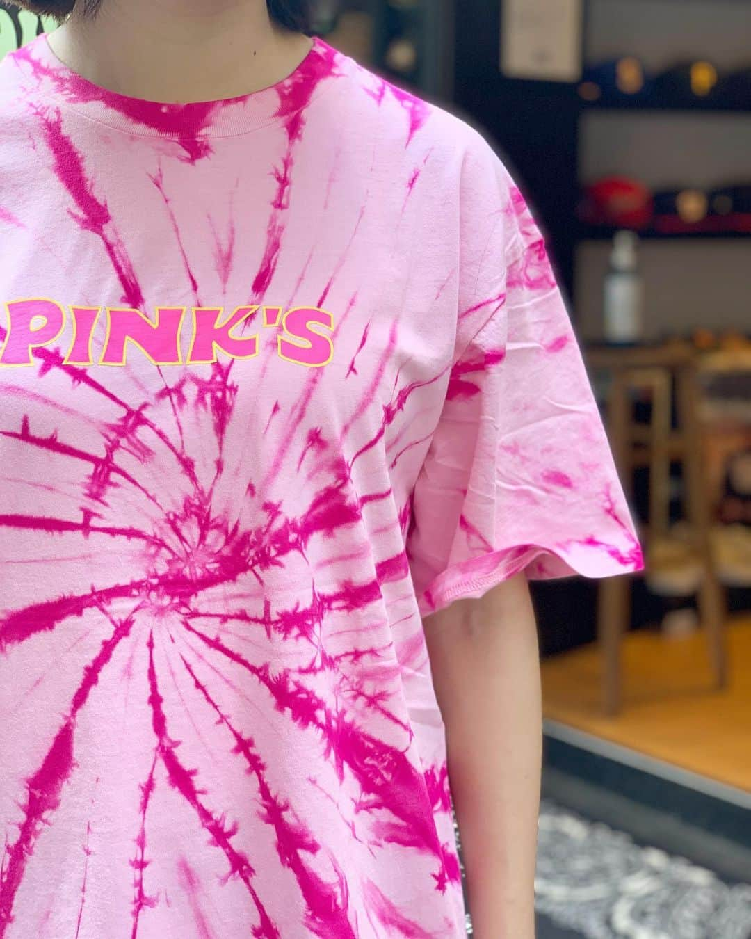 GROW AROUNDさんのインスタグラム写真 - (GROW AROUNDInstagram)「#growaroundnewarrivals  PETALS & PEACOCKS PINKS TEE🌭 LAの老舗　HOT DOG屋のPINKSのOFFICIALコラボアイテム入荷中です👌」6月29日 14時12分 - growaround