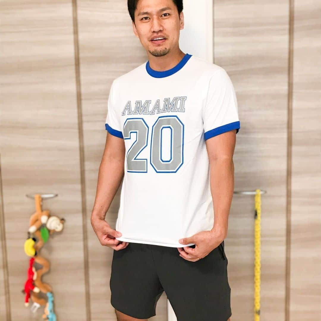 小柳心のインスタグラム：「小柳家の人々でお世話になっている奄美大島のこうきちさんからTシャツいただいちゃいました！ 嬉しいかぎり！ こうやってご縁が繋がっていくんだなあと思っている次第です。 コロナが落ち着いたら、ぜったい遊びに行くんだ。 . . #こうきちさんありがとうございます #奄美最高 #親子観光大使 #の予定 . #デザインおきゃわ #ふざけはじめた私 #それはとめることは出きず #気がついたら #体操のおにいさん #体操着 . #fuckcovid19」