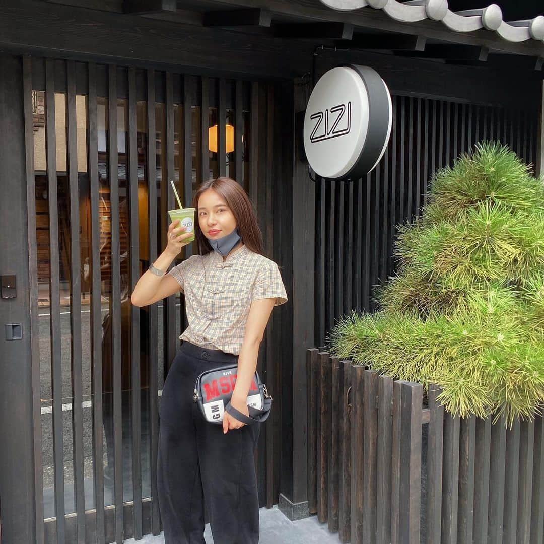 山尾梨奈さんのインスタグラム写真 - (山尾梨奈Instagram)「〻 7/3にOPENする @zizicafekyoto さんで プーティンの試食会にお邪魔しました. . "プーティン"はカナダの代表的な料理で、 グレイビーソースとチーズがかかったフライドポテトのことです！. . ナタデココのフローズンが入ったドリンクと 抹茶ラテも頂きました☺︎美味しかった〜. . . 隣のホテル @zizi.kyoto も内装見せてもらって 畳の和室があったり落ち着いた雰囲気で 泊まってみたくなりました🥱💭. . #kyoto #京都カフェ #京都ホテル #祇園カフェ #祇園ホテル #zizi #プーティン #ポテト」6月29日 14時07分 - yamarina_1210