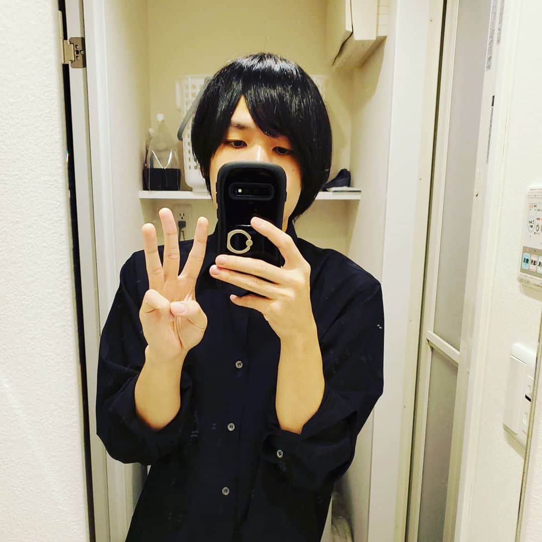 古賀隼斗のインスタグラム：「30歳になりました。 もちろんケンタッキーを食べます。  #kanaboon #古賀隼斗 #誕生日 #ケンタッキー #スマホリングと組み合わせて30」
