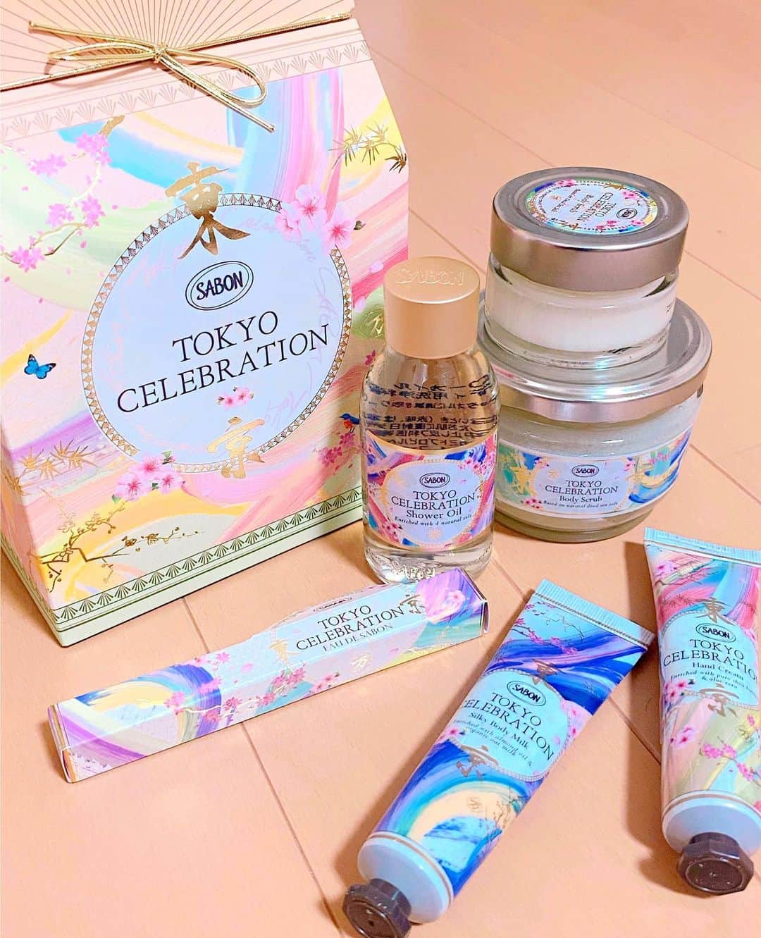 渡辺茉莉絵のインスタグラム：「たまたま近くの#SABON に寄ったらいい香りすぎてすっかり虜になってしまった最近新しく出たらしい#TOKYOCELEBRATION シリーズ🤍🤍 見た目も可愛いし、何より本当にいい香りで堪らない。。🥺💕 #シャワーオイル #ボディスクラブ #シルキーボディミルク #ハンドクリーム #オードトワレ の小さいサイズがセットになった物と、スクラブのちょっと大きいサイズをお持ち帰りしてきたよ🙊💗💗💗 昔は#香水 大好きだったけどいまはこうゆうほのかに香るものがだーいすき💭 これで#自粛生活 で失われた#女子力 を取り戻そーっとᐠ ♥︎ ᐟ笑 #サボン #トウキョウセレブレーション #sabon東京セレブレーション #サボンスクラブ #いい香り #幸せの香り #女子力向上委員会」