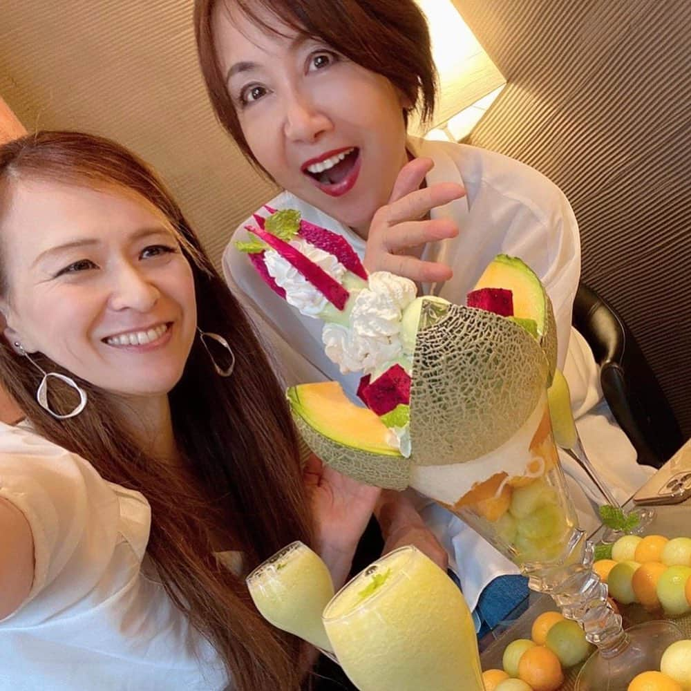 奈美悦子さんのインスタグラム写真 - (奈美悦子Instagram)「季節の果物食べる会⁈贅沢三昧❣️ #季節 #旬の果物 #西瓜 #メロン #山盛り#アイスクリーム #スムージー #仲良し#友達 #美味しい#ぜいたく果実 #満足」6月29日 14時19分 - nami.etsuko