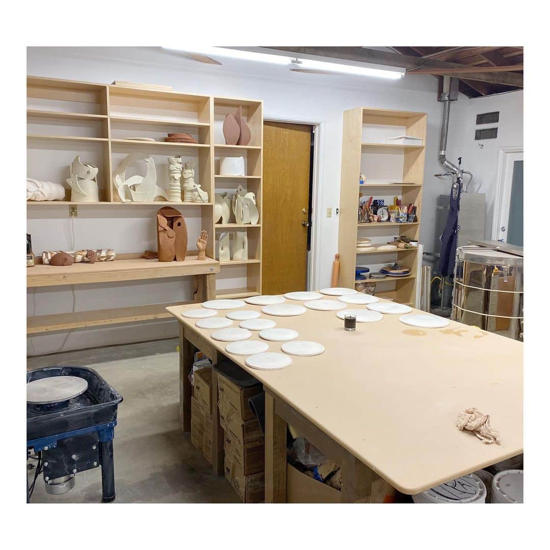 アポロジーさんのインスタグラム写真 - (アポロジーInstagram)「L'ATELIER /// /// L'ATELIER  Rendez-vous Bacci  #atelier #workshop #studio #joy #ceramics #ceramicshop #moderncraft #handmade #art #sculpture」6月29日 14時25分 - olivia_cognet