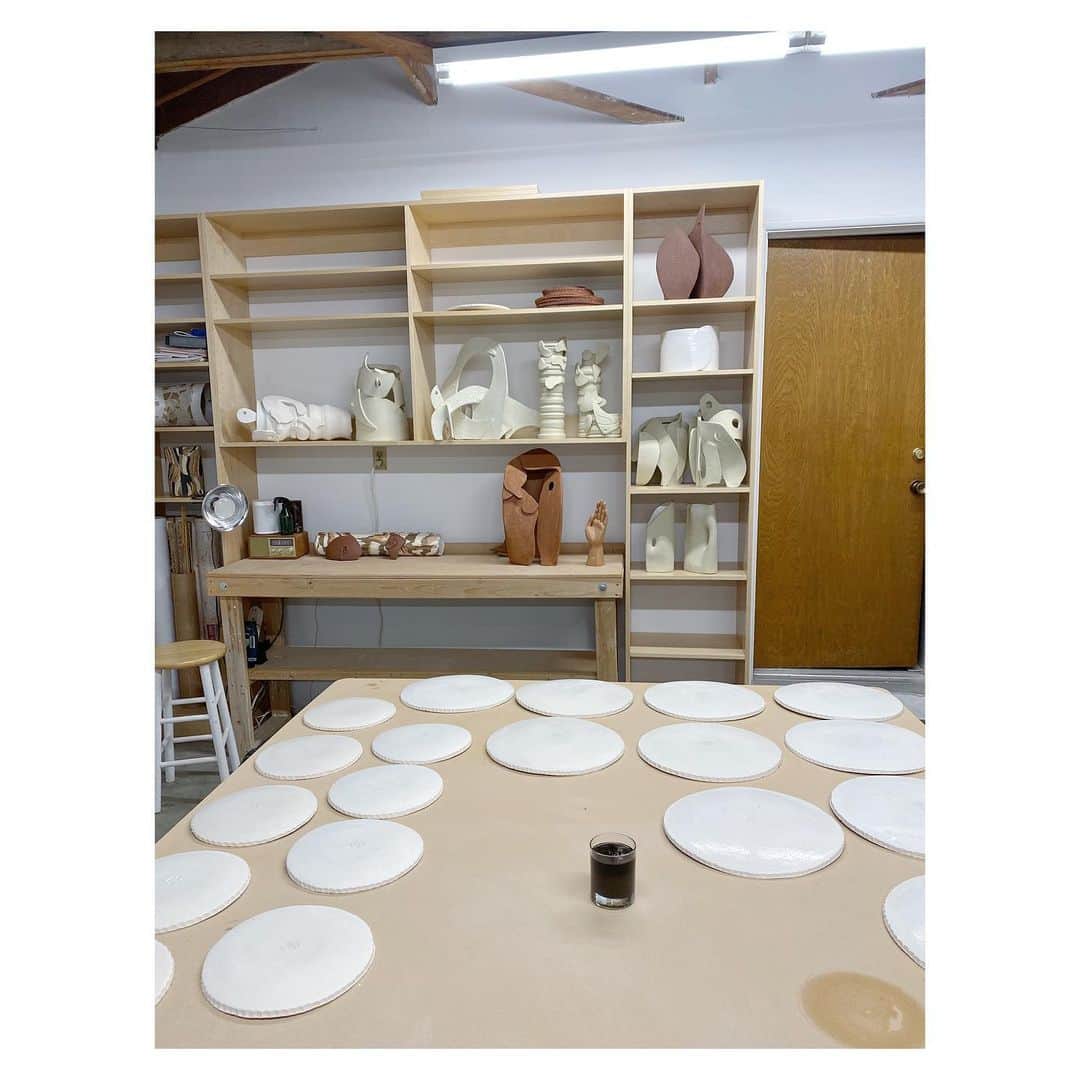 アポロジーさんのインスタグラム写真 - (アポロジーInstagram)「L'ATELIER /// /// L'ATELIER  Rendez-vous Bacci  #atelier #workshop #studio #joy #ceramics #ceramicshop #moderncraft #handmade #art #sculpture」6月29日 14時25分 - olivia_cognet