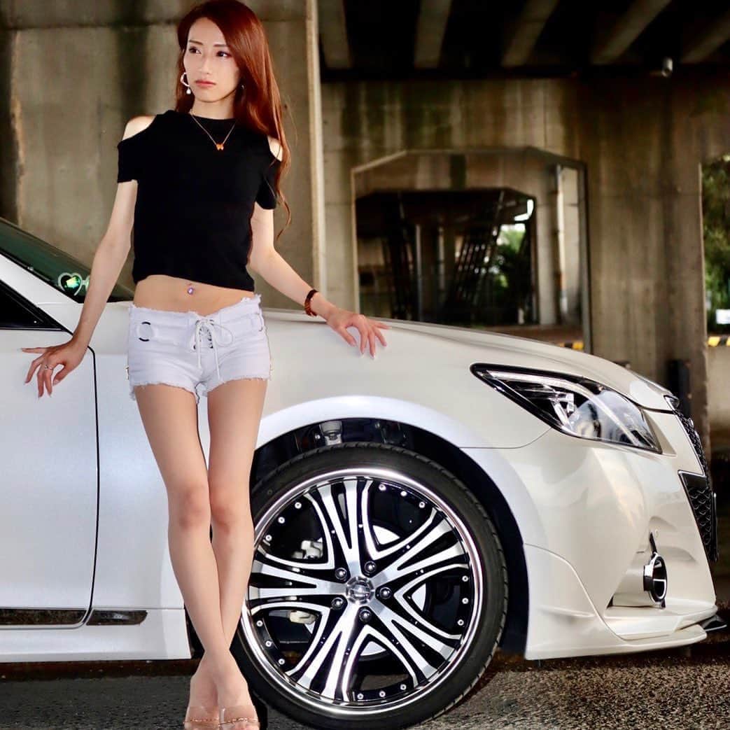 菊池友梨のインスタグラム：「sexy car girls 🚘💓 . . 📸:@hamu.t 🚘:21crown . 今回もいい感じに撮影して貰いました👯‍♂️ . #車好き女子#キャンギャル #セクシーカーガールズ #sexycargirl's #クラウン #crown #撮影モデル #慣れなさ過ぎて #失敗作のアルバムできる」