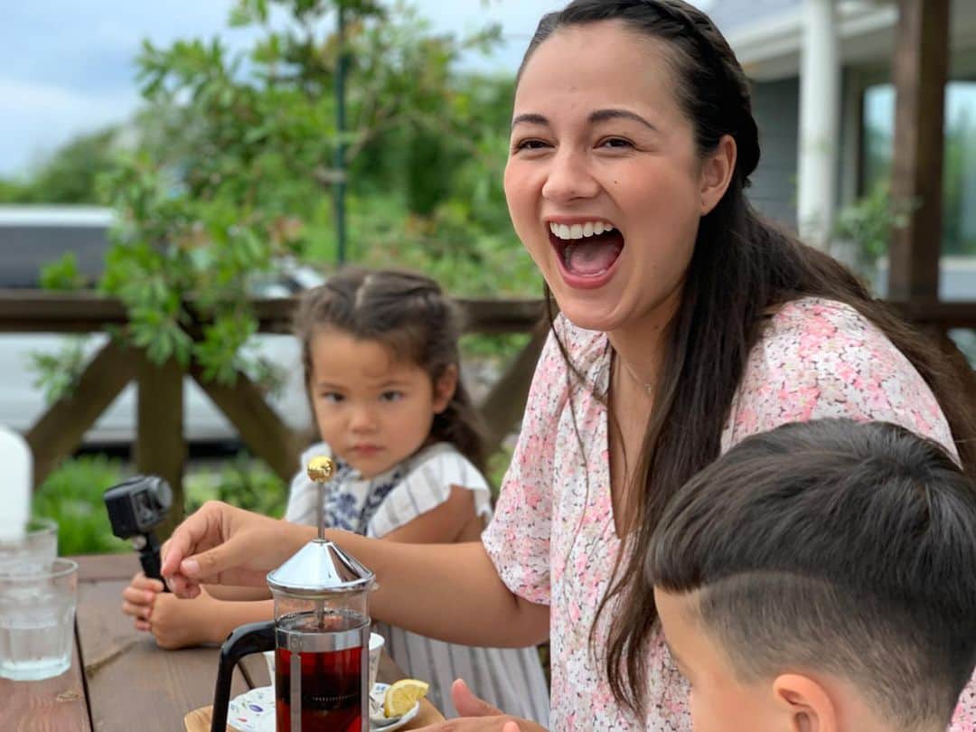エリナ シルカのインスタグラム：「Already embarrassing the kids 😆 Grace is not impressed 🙂😂 ガハハって笑うマミーにひいてる娘💁‍♀️」