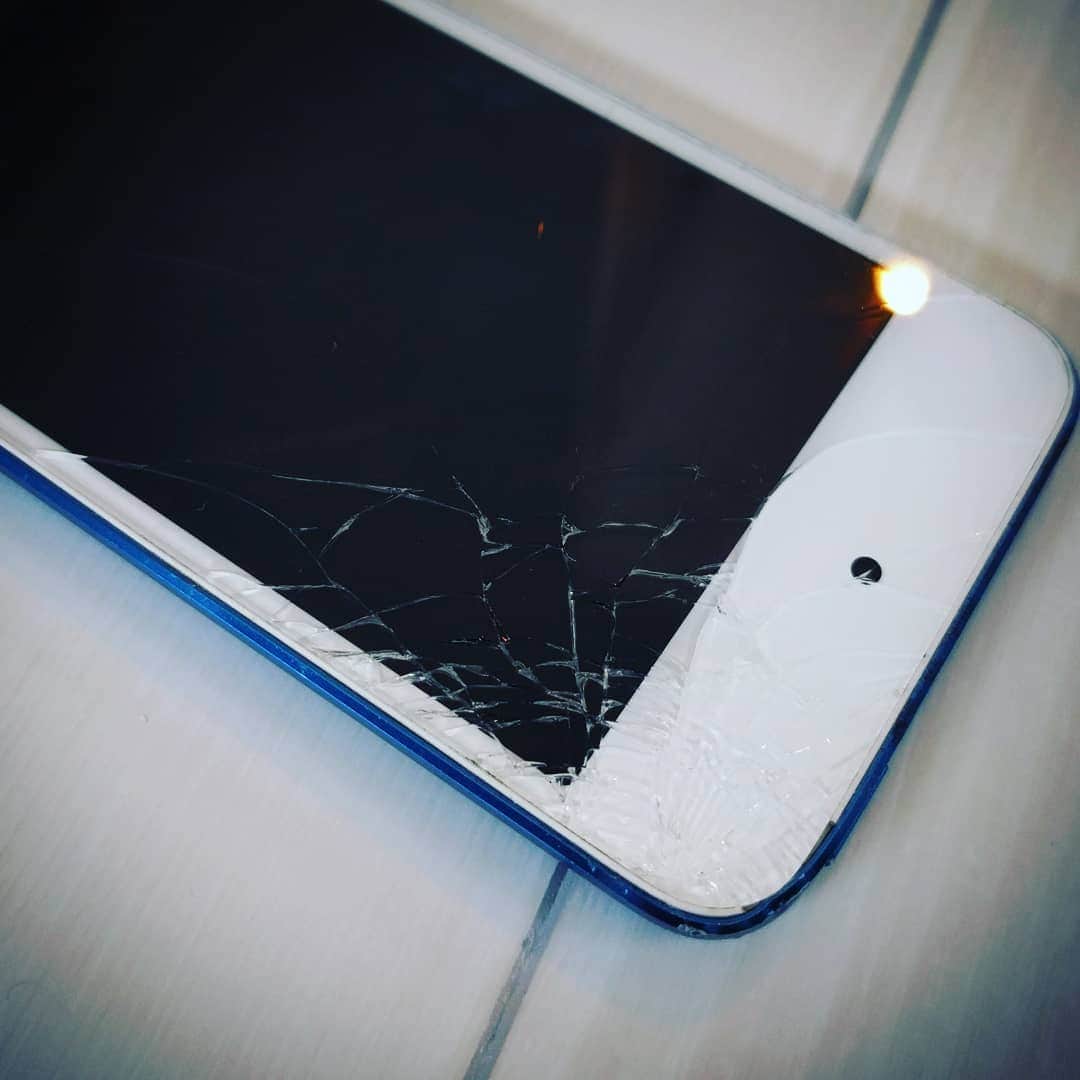 越中睦士さんのインスタグラム写真 - (越中睦士Instagram)「iPod Touch 画面割っちゃった(T_T)」6月29日 14時47分 - makotokoshinaka