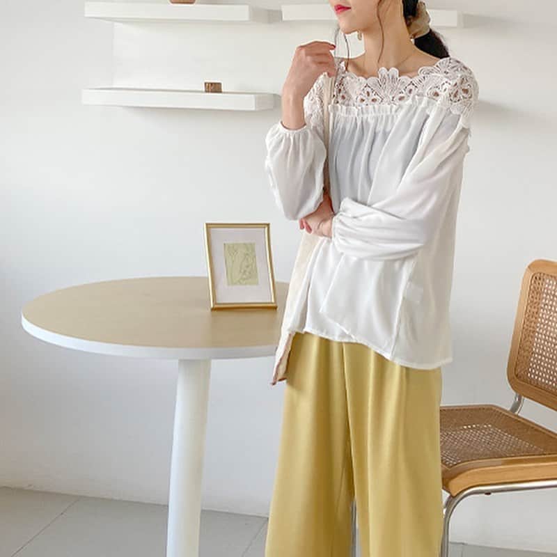 maison de LATIRのインスタグラム：「華やかな印象を与えるレース遣いが大人上品なトップス。 程よい透け感とふんわりした袖が女らしさをアピール。 ジャケットやカーディガンのインナーとしても使えるのでコーデのアクセントになりますね。  お求めはコチラから▼▼ @maison_de_latir #maison_de_latir #https://shop-list.com/women/brand/maison-de-latir/」