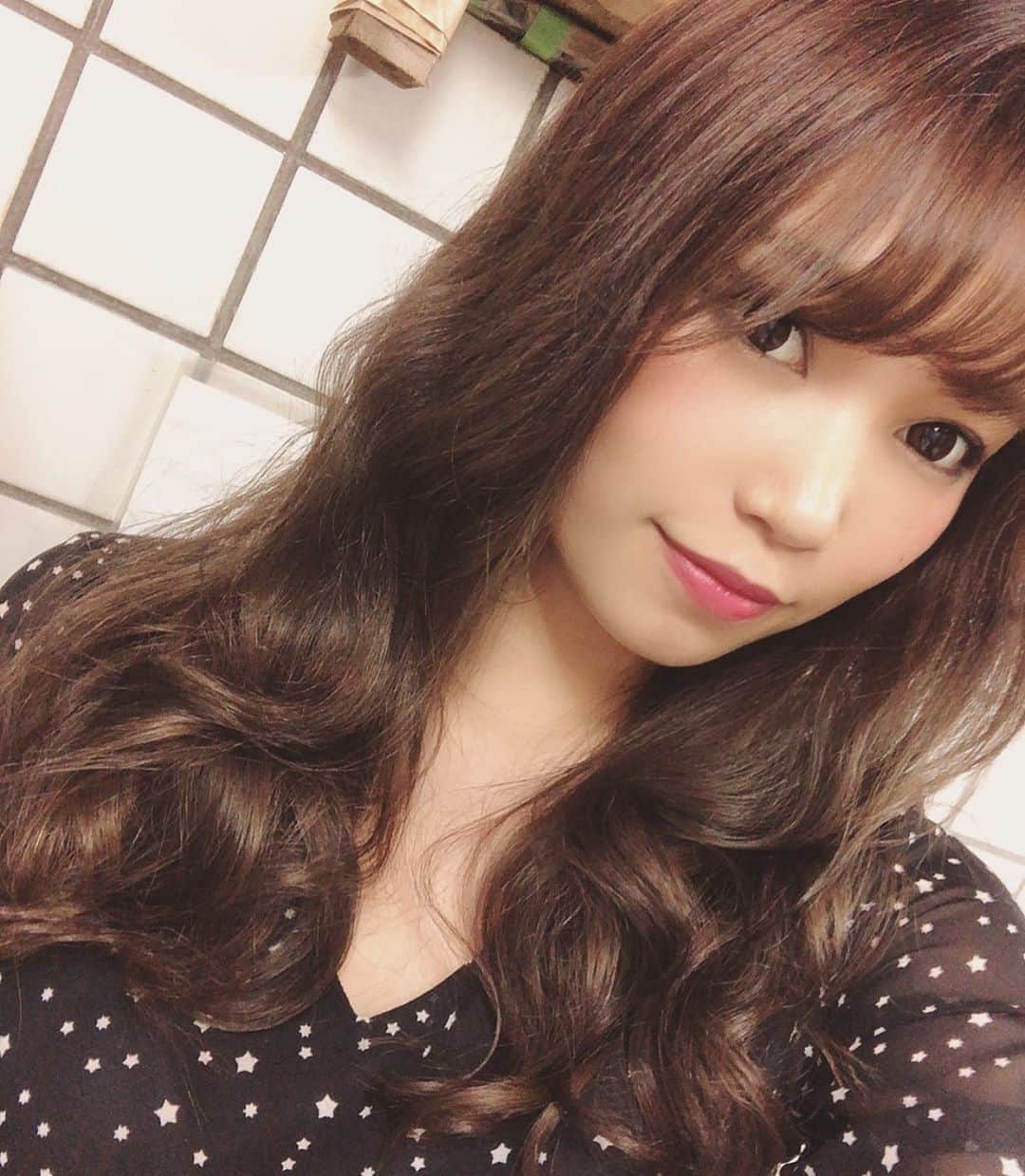 R!Nのインスタグラム：「カラーチェンジしたよ☺️ 大元さんいつもありがとうございます🤍 5ステップストリートメントもしてもらって髪が元気に回復しました✨しっかりメンテできて嬉しいです！  @verb_shibuya_omochan  @verb_shibuya  #hair #color #change」