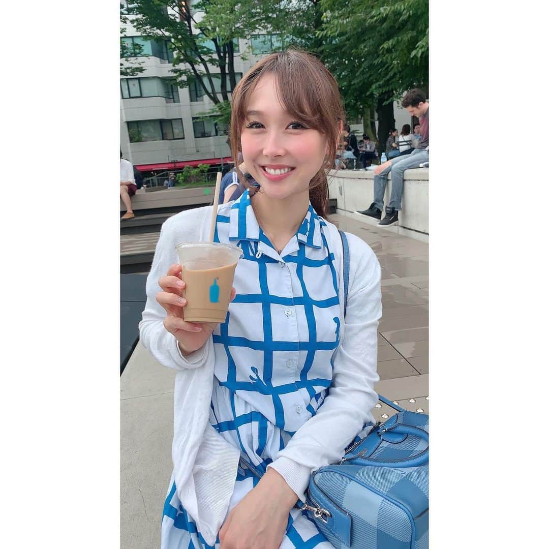 小池ジョアンナのインスタグラム：「#bluebottlecoffee で飲みたかった #オーツミルクラテ に初TRY💕  甘味がちょうどよくて、break timeにピッタリ☺️✨✨ お洋服がブルーコーデだったので、色味が合いすぎました💙 #blueoutfit #bluecordinate」