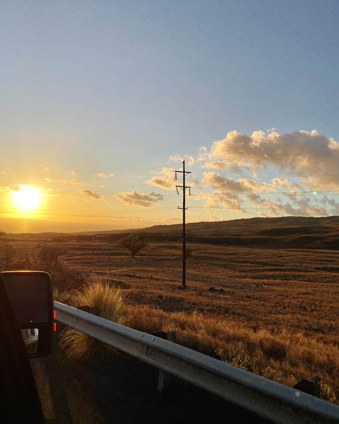 エビアン・クーのインスタグラム：「wanted to share this  beautiful view with you all 💕🌅 大好きな夕日の時間をシェアをします。 みんなも良い週末過ごせてますように」