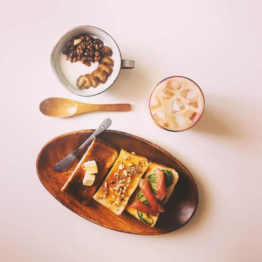 森由月さんのインスタグラム写真 - (森由月Instagram)「・ 今日の朝昼ごはんトースト。 *アボカド+生ハム+岩塩+ブラペ *デュカ+オリーブオイル *くるみ食パンにクリームチーズ+柚子ジャム *ヨーグルト+冷凍バナナ+チョコグラノーラ *キャラメルオレ ・ ちょっと食べすぎ(笑) デュカがほんとうに美味しくて、料理にも使えそうなので何にしてやろうか😍 ＊ ＊ ＊ #朝昼ごはん #ブランチ #3色トースト #おうちごはん #あさごぱん #食パンアレンジ #キャラメルオレ #ヨーグルト #おうちごはんlover #モーニング #ごはん #クッキングラム #丁寧な暮らし #フーディーテーブル #料理写真 #食べるの好きな人と繋がりたい #トーストレシピ #オープンサンド  #brunch #toast  #cafeaulait #foodstagram #tasty #yummy #yogurt #instafood #breakfast  #homecooking #toastarrange #flatlayout」6月29日 15時00分 - mori_yutsuki